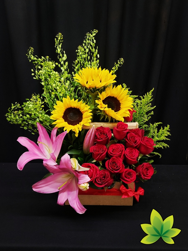 Caja de girasoles y rosas