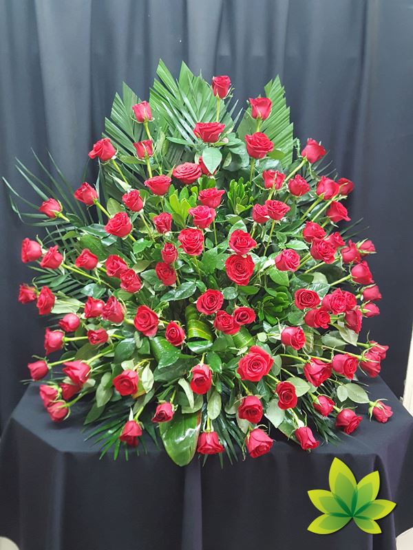 Arreglo de una vista con 84 rosas