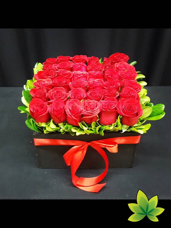 Caja de madera con 36 rosas rojas