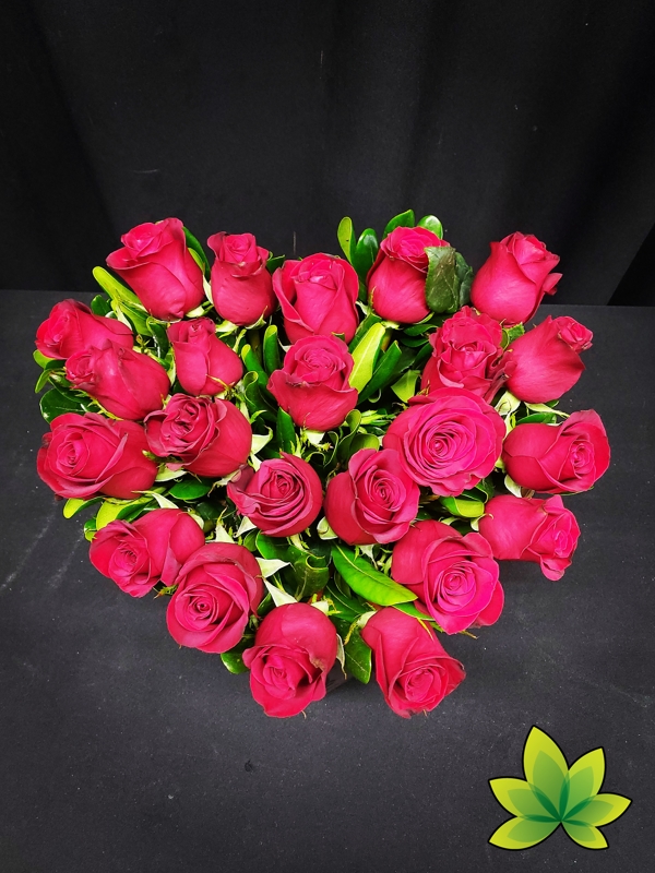 Corazon 24 rosas rojas base de madera