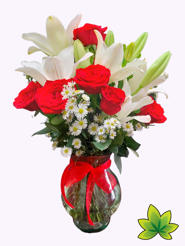 Jarrón de cristal 6 rosas rojas y 3 varas de lilies blancas
