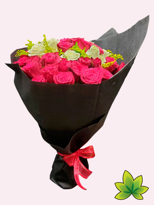 Ramo 50 rosas en tela negra